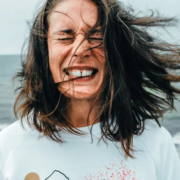 Kvinna med vind i håret.